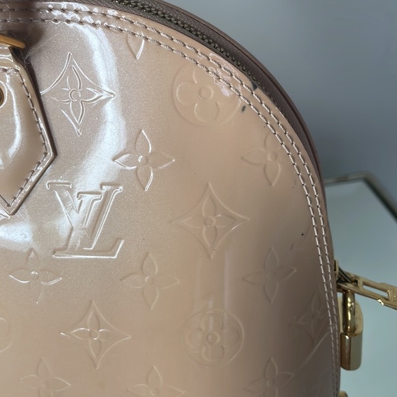 💯 % Authentic Louis Vuitton Alma vernis PM in cream👜👜 - Picture 4 of 13